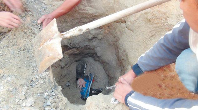 Nữ công nhân thoát chết dù bị “chôn sống” dưới hố cát
