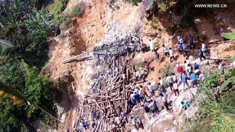Sập cầu ở Trung Quốc, ít nhất 11 người chết