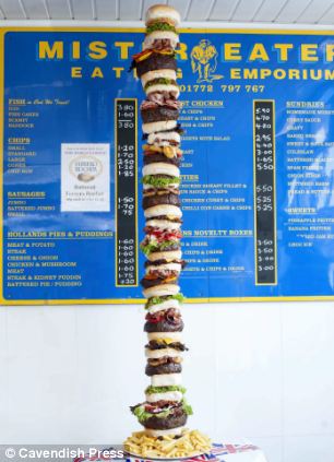 Chiếc bánh humburger “khủng” dài hơn 1,6 m Chiếc bánh humburger “khủng” dài hơn 1,6 m