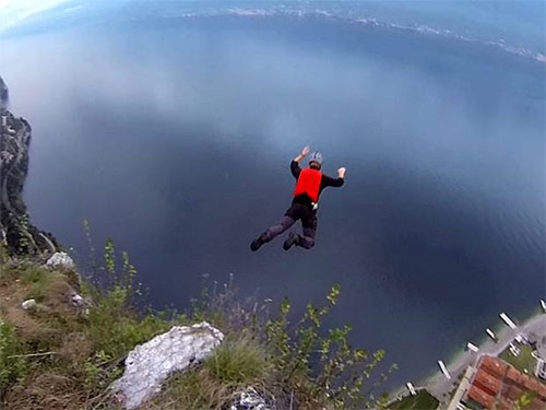 Sống sót thần kỳ sau khi “rơi tự do” ở độ cao 1.500 m 