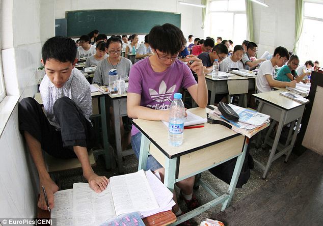 Nghị lực phi thường của cậu thanh niên cụt hai tay