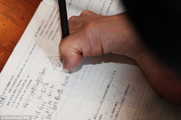 Nghị lực phi thường của cậu thanh niên cụt hai tay