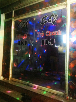 Đêm mê cuồng với shisha “vỉa hè”