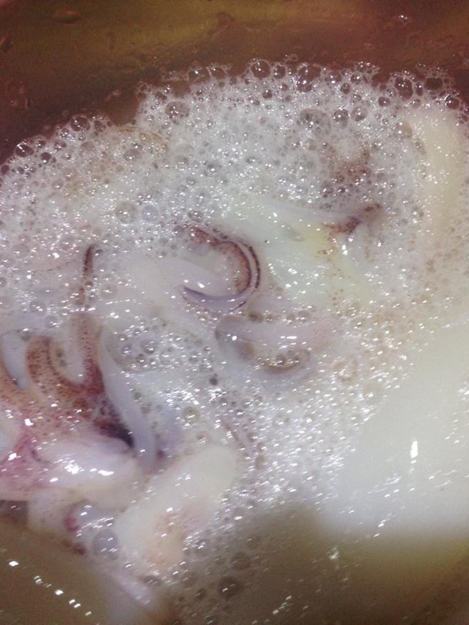 Mực tươi sủi bọt như tắm xà phòng Mực tươi sủi bọt như tắm xà phòng