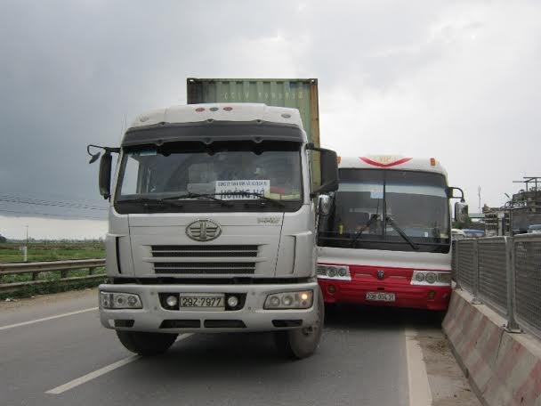 Hơn 40 người đập cửa kính xe khách thoát thân sau tai nạn