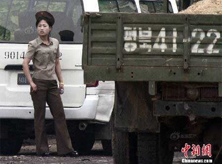 Nữ binh Triều Tiên diện giày cao gót đi tuần