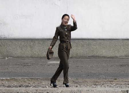 Nữ binh Triều Tiên diện giày cao gót đi tuần