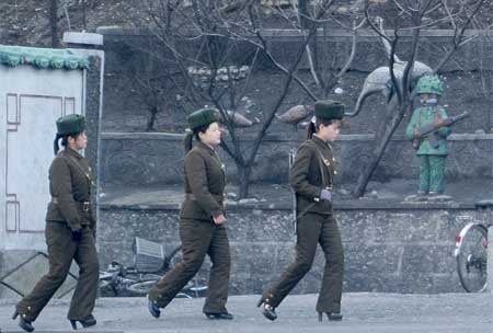 Nữ binh Triều Tiên diện giày cao gót đi tuần