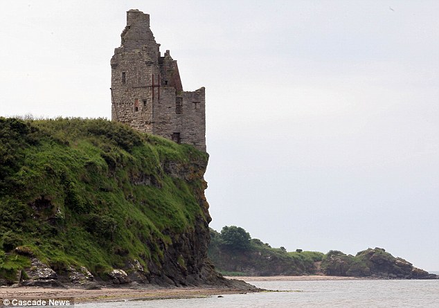 Anh: Rơi xuống từ độ cao hơn 30 m vẫn thoát chết thần kỳ