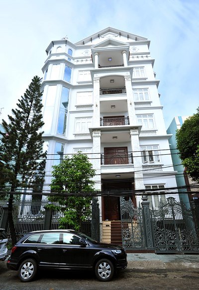 Trang Nhung nhận lời cầu hôn vào ngày chồng bị tuyên án