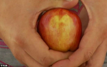 Chúa Giê-su hiện hữu trên vỏ quả táo Chúa Giê-su hiện hữu trên vỏ quả táo