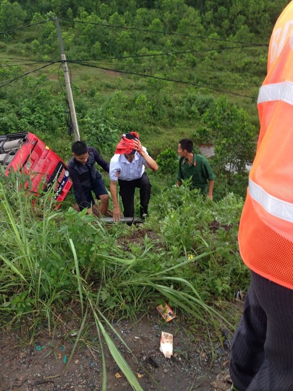 Xe khách lao xuống vực, 11 người thương vong