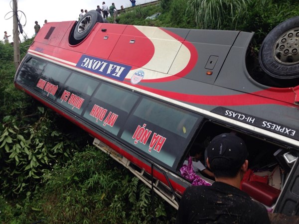 Xe khách lao xuống vực, 11 người thương vong