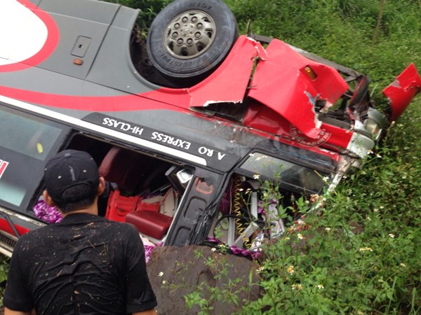 Xe khách lao xuống vực, 11 người thương vong