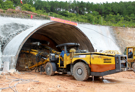 Cách chức lãnh đạo nếu sửa đường vẫn lún