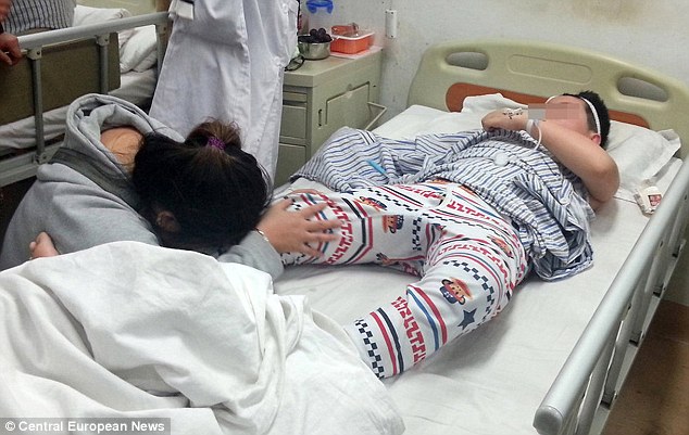 Kinh hoàng bố dượng cắt tay con trai, vứt vào nồi nước sôi