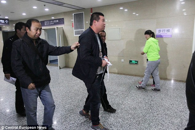 Kinh hoàng bố dượng cắt tay con trai, vứt vào nồi nước sôi