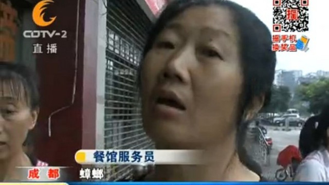 Gián lẫn trong món ăn, phục vụ ăn ngay trước mặt thực khách