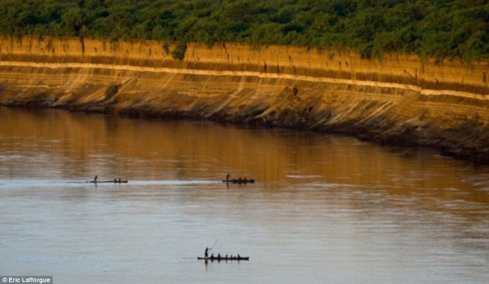 Hãi hùng bộ tộc ném trẻ con cho cá sấu…ăn thịt