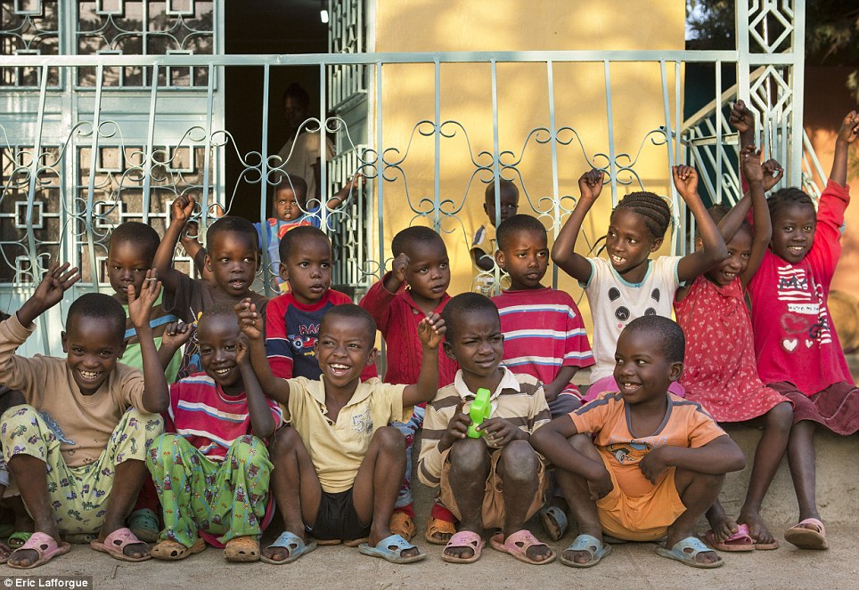 Hãi hùng bộ tộc ném trẻ con cho cá sấu…ăn thịt