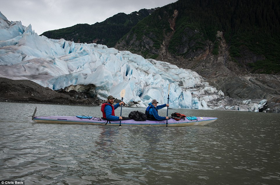 Chiêm ngưỡng bộ ảnh cưới đẹp lung linh trong động băng Alaska