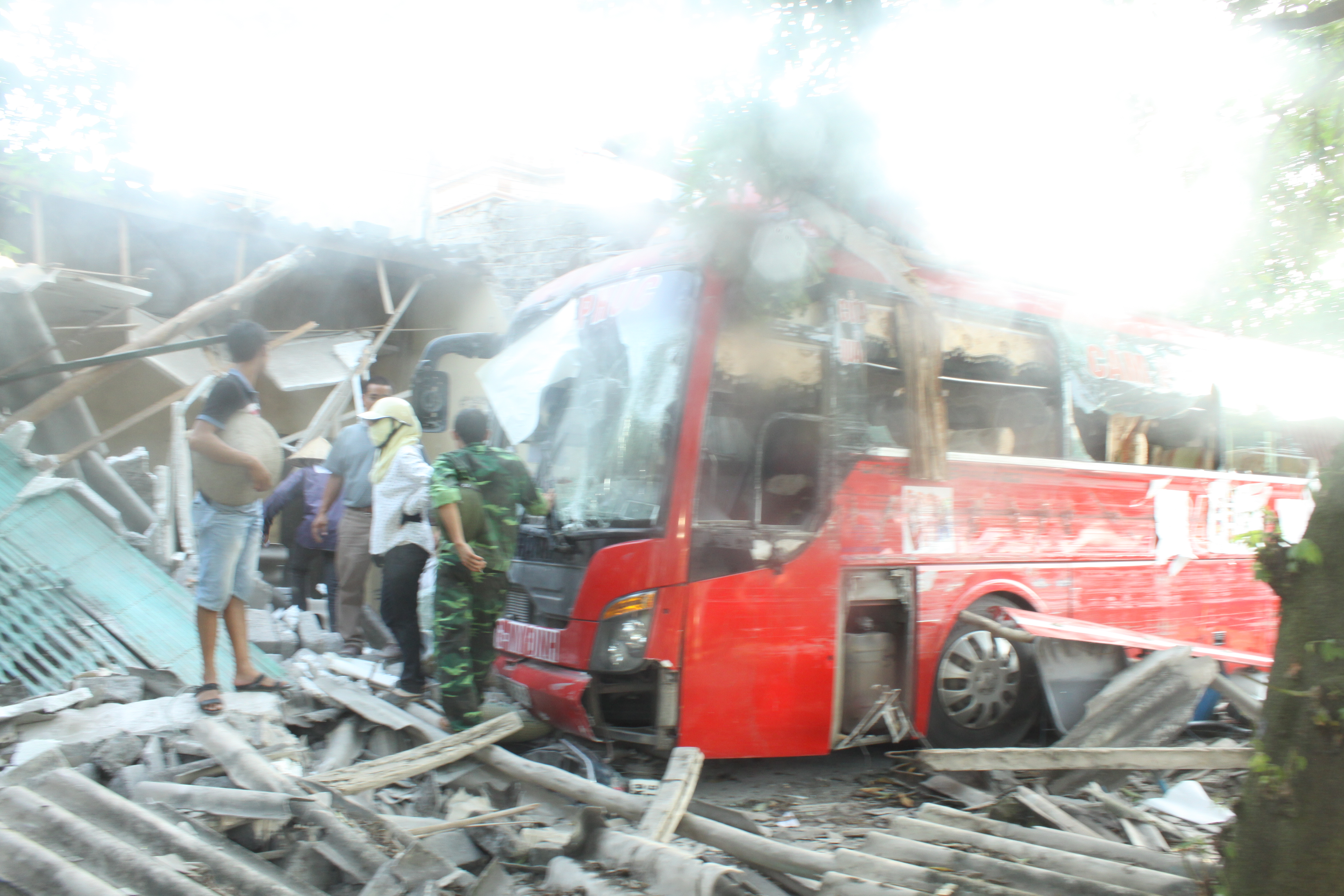 Hy hữu: Hai xe khách cùng hãng đâm vào nhau trên quốc lộ 18