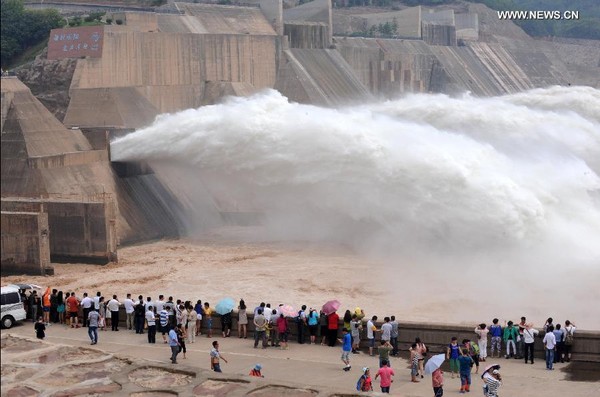 Cảnh tượng hùng vĩ khi mở đập xả nước trên sông Hoàng Hà Cảnh tượng hùng vĩ khi mở đập xả nước trên sông Hoàng Hà