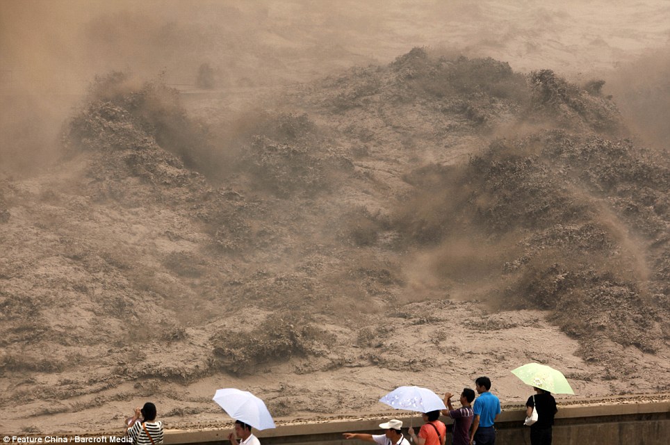 Cảnh tượng hùng vĩ khi mở đập xả nước trên sông Hoàng Hà Cảnh tượng hùng vĩ khi mở đập xả nước trên sông Hoàng Hà