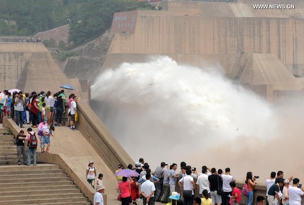 Cảnh tượng hùng vĩ khi mở đập xả nước trên sông Hoàng Hà Cảnh tượng hùng vĩ khi mở đập xả nước trên sông Hoàng Hà