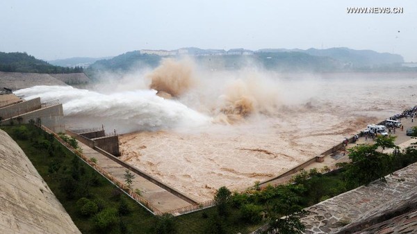 Cảnh tượng hùng vĩ khi mở đập xả nước trên sông Hoàng Hà Cảnh tượng hùng vĩ khi mở đập xả nước trên sông Hoàng Hà