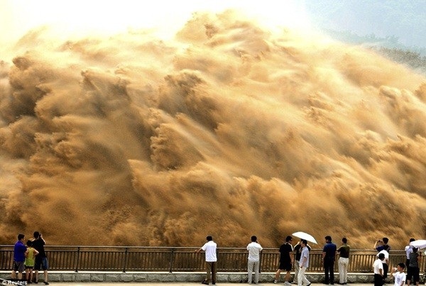 Cảnh tượng hùng vĩ khi mở đập xả nước trên sông Hoàng Hà Cảnh tượng hùng vĩ khi mở đập xả nước trên sông Hoàng Hà