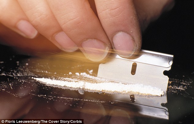 Máy bay hạ cánh khẩn vì hành khách giấu ma túy trong…dạ dày