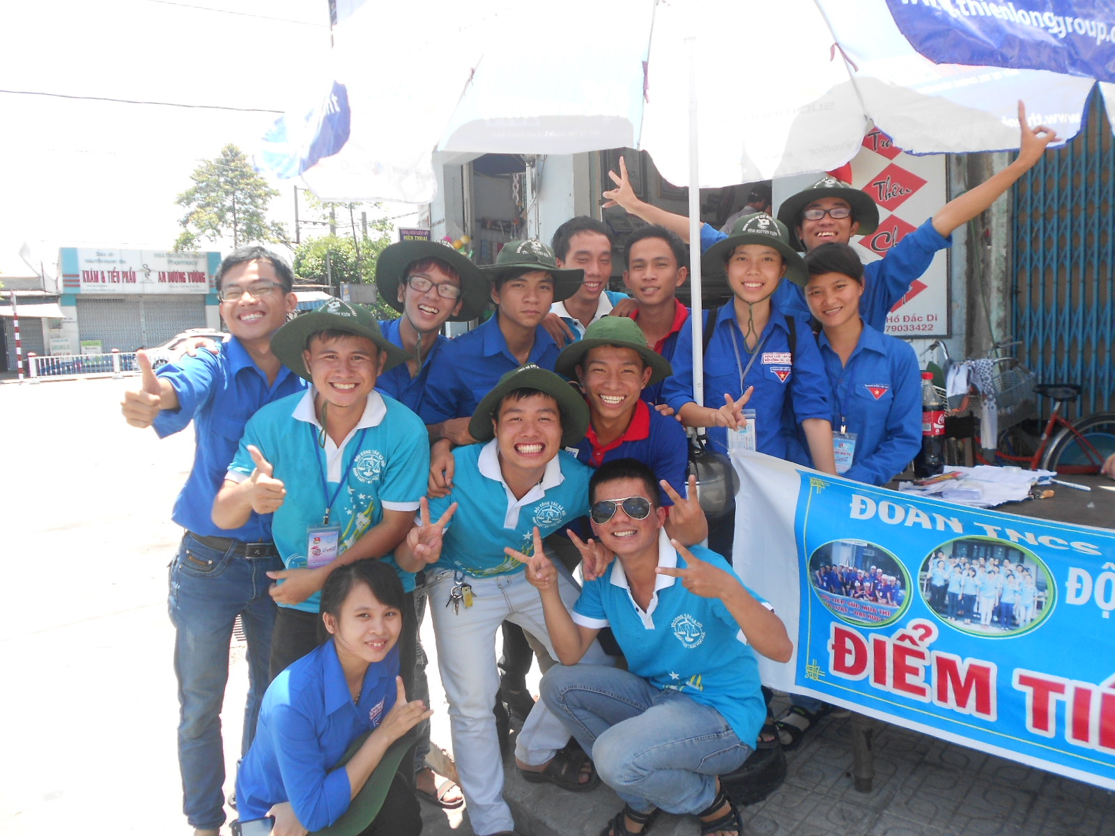 Tình nguyện viên chở sĩ tử suýt bị đâm vì tên xe ôm hung hãn