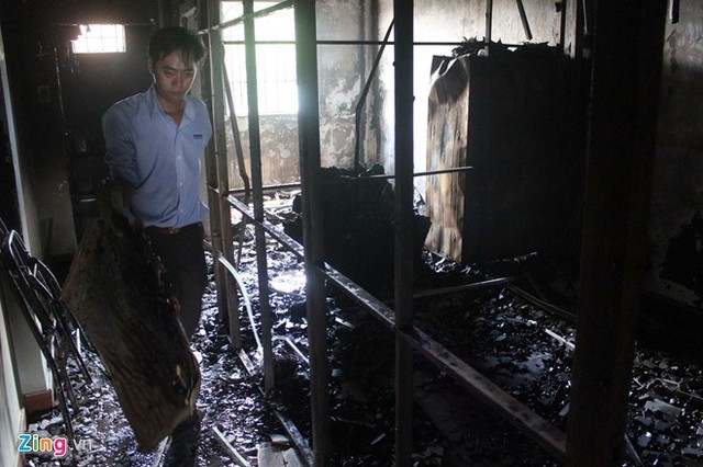 Phá cửa cứu bé trai 7 tuổi đang gào khóc trong ngôi nhà cháy