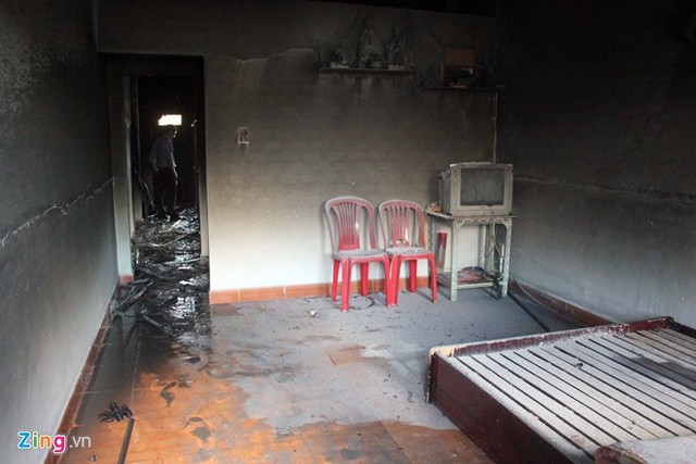 Phá cửa cứu bé trai 7 tuổi đang gào khóc trong ngôi nhà cháy