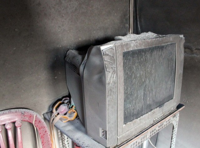 Phá cửa cứu bé trai 7 tuổi đang gào khóc trong ngôi nhà cháy