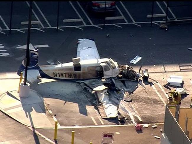 Mỹ: Phi cơ rơi xuống bãi đỗ xe, một người thiệt mạng