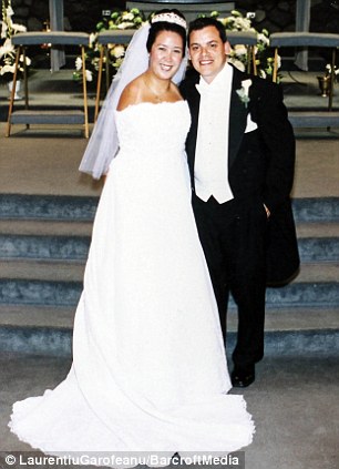 Mắc bệnh hiếm, hai mẹ con đều bị cụt hai tay