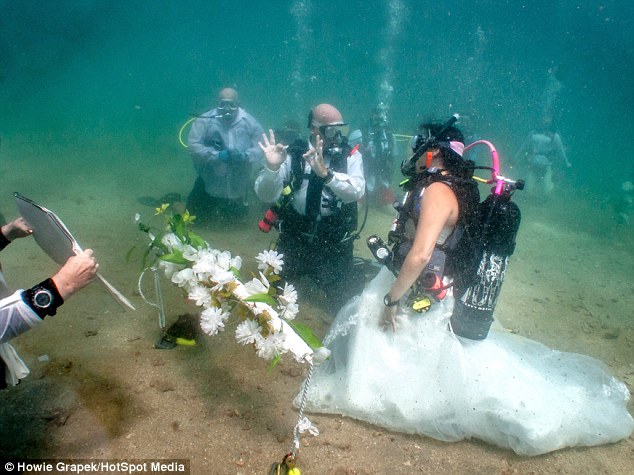 Đám cưới “siêu độc” của cặp vợ chồng dưới Đại Tây Dương