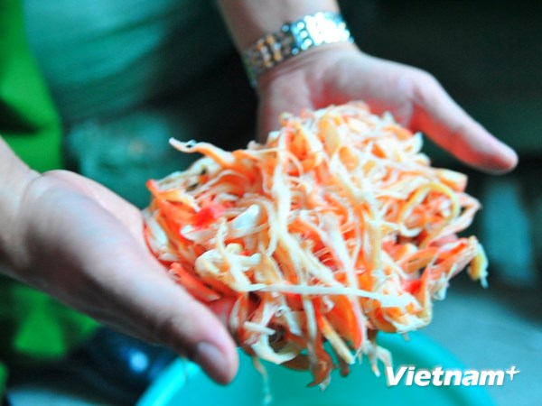 Gần hai tấn mực khô nghi trộn cao su bị bắt giữ tại ga Giáp Bát