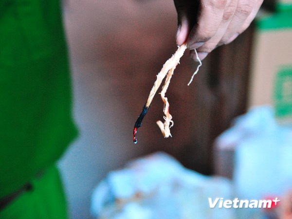 Gần hai tấn mực khô nghi trộn cao su bị bắt giữ tại ga Giáp Bát