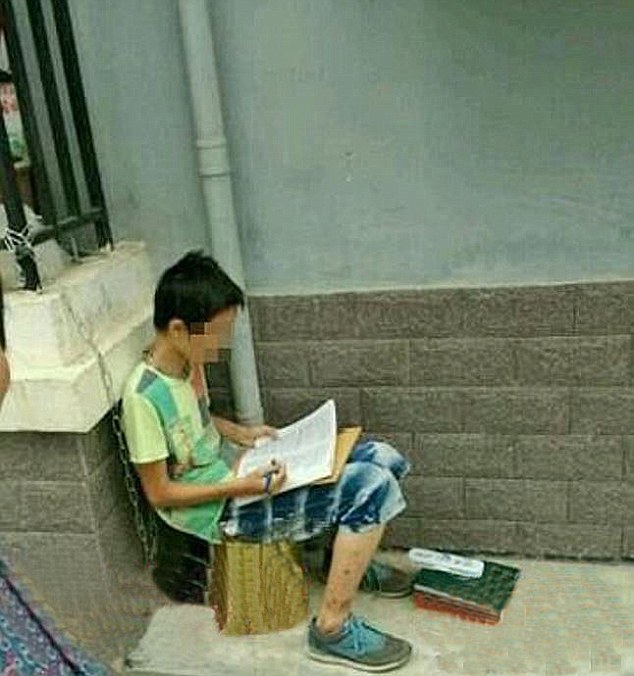 Bà mẹ xích con vào ban công để trừng phạt tội ăn cắp