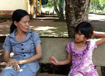 Bé gái bị mẹ ruột cắt gân, bị sang chấn thần kinh nghiêm trọng Bé gái bị mẹ ruột cắt gân, bị sang chấn thần kinh nghiêm trọng