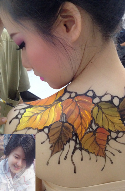 Khi phụ nữ hóa thân làm... 'giấy vẽ'