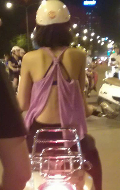 Báo nước ngoài lên tiếng về thiếu nữ Việt ăn mặc hở hang