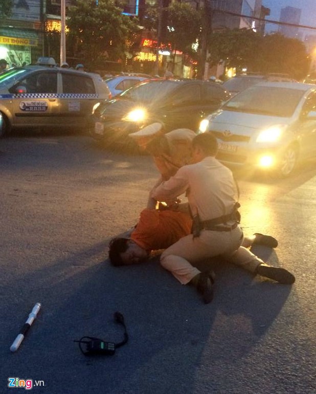 Nhổ nước bọt, vụt cảnh sát giao thông giữa ngã tư