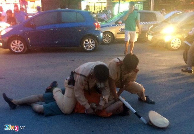 Nhổ nước bọt, vụt cảnh sát giao thông giữa ngã tư