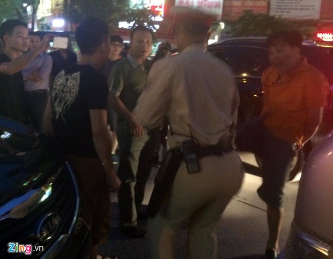 Nhổ nước bọt, vụt cảnh sát giao thông giữa ngã tư