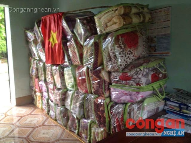 Giấu kín chăn ấm phát cho người nghèo trong kho UBND xã