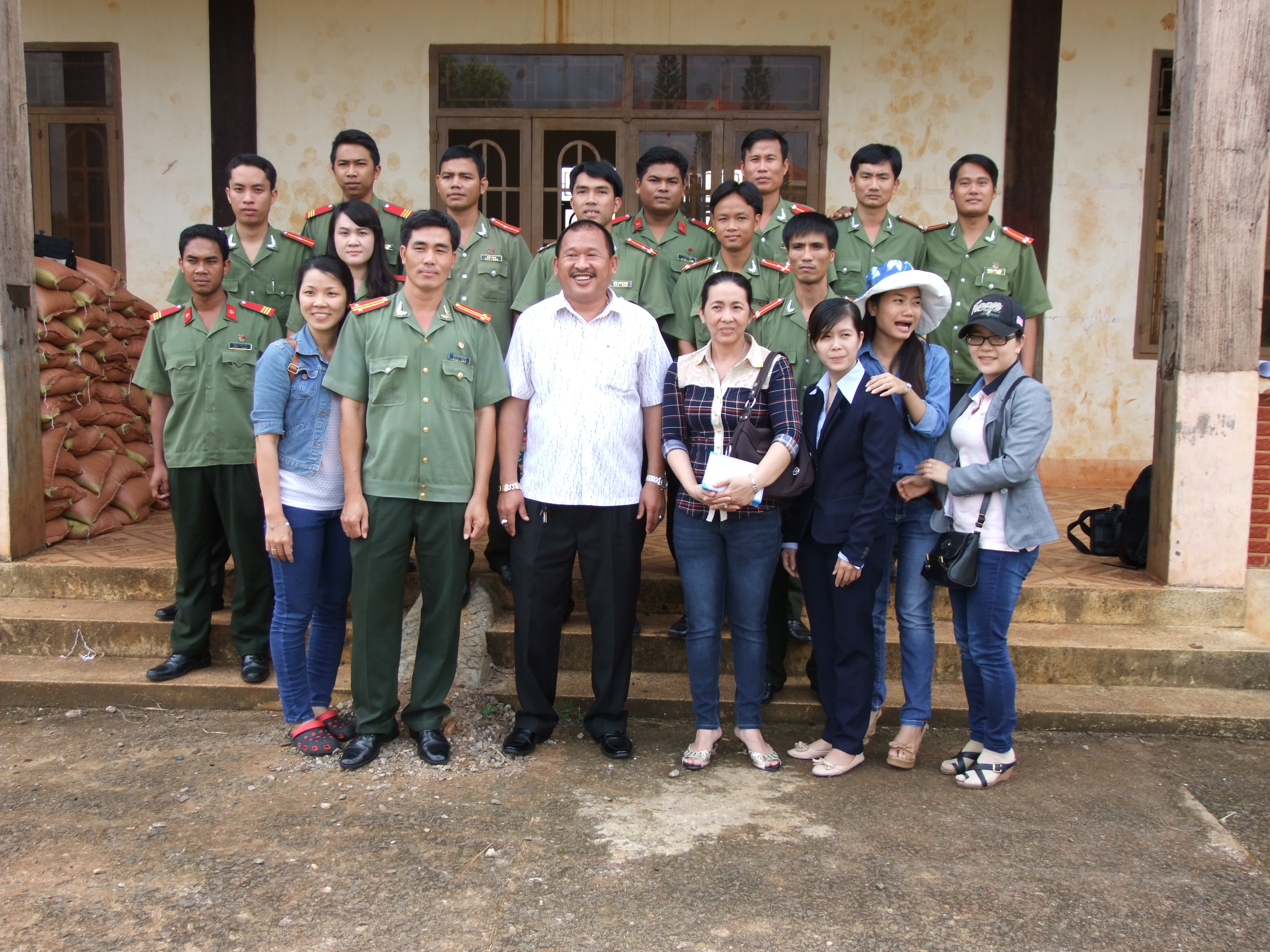 Tặng 100  phần quà cho đồng bào DTTS nghèo khó